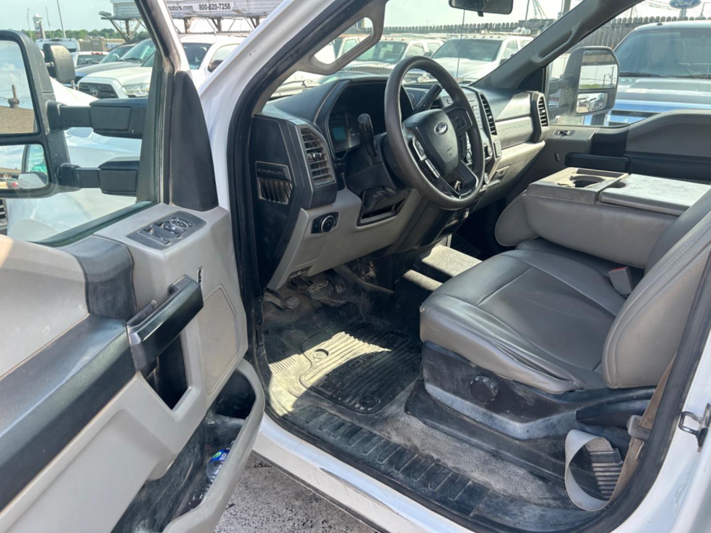 2019 White Ford F-250 SD Lariat Crew Cab Long Bed 2WD (1FT7W2A60KE) with an 6.2L V8 OHV 16V engine, 6A transmission, located at 1687 Business 35 S, New Braunfels, TX, 78130, (830) 625-7159, 29.655487, -98.051491 - Photo#4